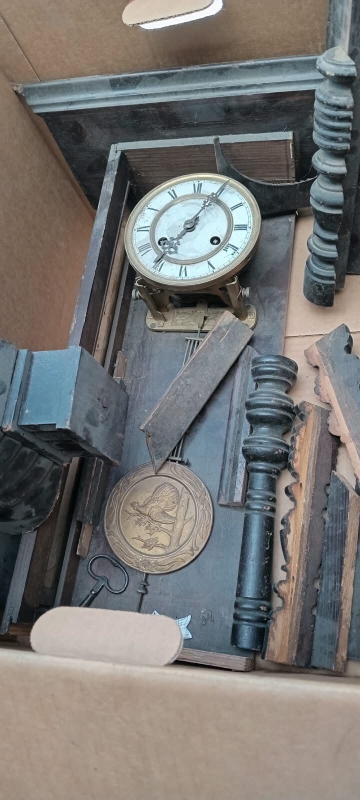 El mismo reloj antes de restaurar, desarmado en una caja